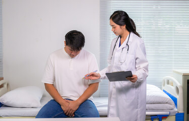 Obraz premium Doctor consulting male patient about men's health discomfort