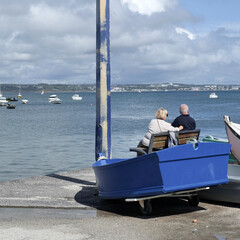homme et femme devant la mer
