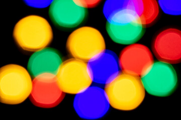 Fondo oscuro con luces de colores efecto prisma ideal para diseño de navidad/fin de año/fiestas/celebración. Se puede usar como fondo, con efecto bokeh.
