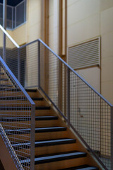 夜中の静かな階段と手すりの風景