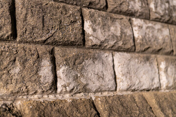 夜のブロック塀のテクスチャ背景、無機質なコンクリートブロック壁の質感