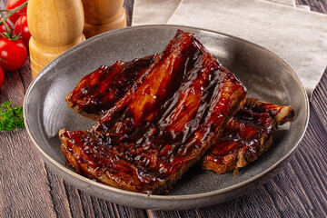 Grilled pork ribs with barbecue sauce