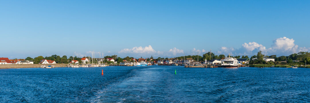 Blick von der Ostsee auf Vitte auf der Insel Hiddensee
