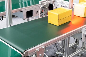 Carton sorting using a mechanical system for delivering goods within the factory with an automatic sliding mechanism. In the perspective of focusing on the sliding equipment and packing boxes.
