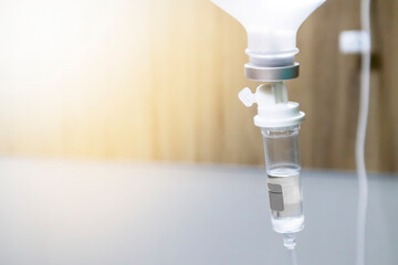 Giving saline to patients. Giving saline to the body to compensate for dehydration according to medical principles.