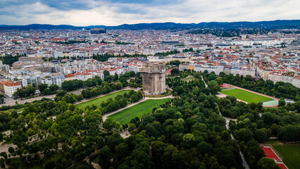 Fototapeta premium Drone shot of WWII Flakturm with panoramic view of Vienna / Toma con dron del Flakturm con vista panorámica de Viena / Drohnenaufnahme des Flakturms mit Panoramablick auf Wien
