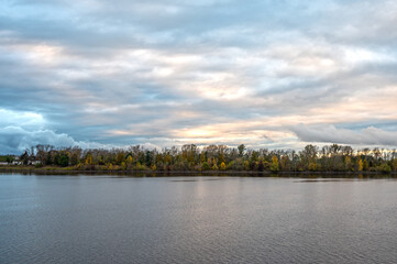 Obraz premium Picturesque sunset over the river in autumn.