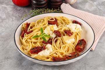 Italian spaghetti with stracciatella and tomato