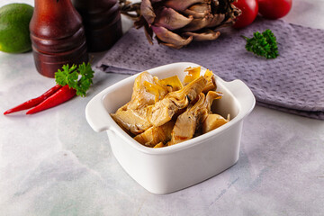 Marinated organic artichole with oil