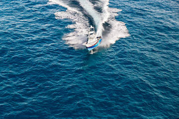 Obraz premium Racing the Waves: Power and Speed on the Open Ocean
