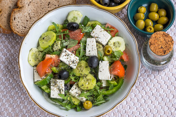 Ensalada griega y aceitunas