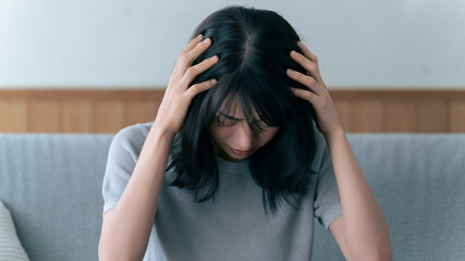 頭を抱える女性