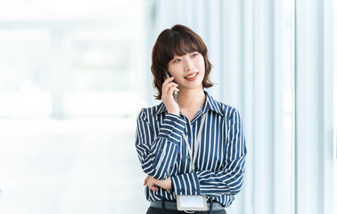 スマートフォンで話す女性・ビジネスウーマン