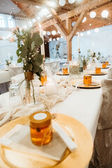 Gastgeschenke auf eingedecktem Tisch einer Hochzeitsfeier