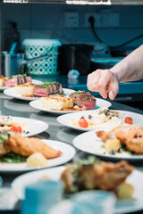 Zubereitung von Speisen in einer Küche eines Restaurants