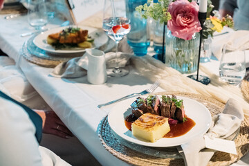 gedeckter Tisch mit Essen auf einer Hochzeitsfeier
