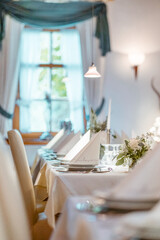 Servietten auf gedecktem Tisch auf einer Hochzeit
