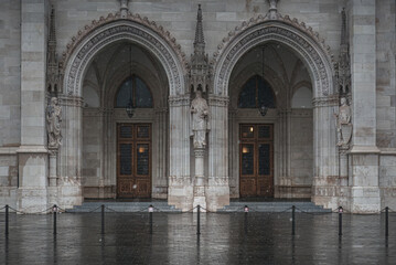 Obraz premium Snow is falling on the facade of the Hungarian Parliament building in Budapest