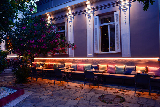 Abendstimmung in einem Cafe in Athen (Griechenland)