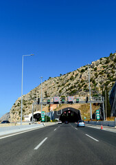 Efpalinos Tunnel auf der Autobahn Aftokinitodromos 8 / &Alpha;&upsilon;&tau;&omicron;&kappa;&iota;&nu;&eta;&tau;ό&delta;&rho;&omicron;&mu;&omicron;&sigmaf; 8 von Athen in Richtung Patras (Griechenland)