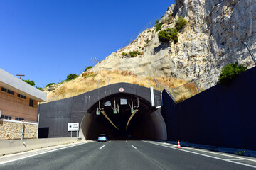 Ethira (Aithra) Tunnel auf der Autobahn Aftokinitodromos 8 / &Alpha;&upsilon;&tau;&omicron;&kappa;&iota;&nu;&eta;&tau;ό&delta;&rho;&omicron;&mu;&omicron;&sigmaf; 8 von Athen in Richtung Patras (Griechenland)
