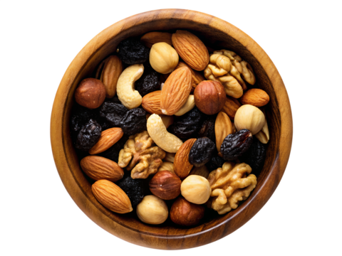 vu de dessus d'un bol rempli d'un assortiment de noix, noix de pécan, cacahouète, noisette, raisins secs et pistache isolated on a white background