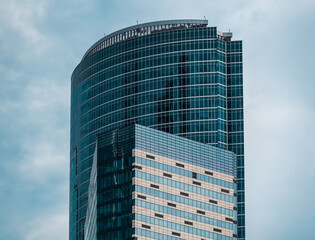 Naklejka premium mirrored windows of the facade of an office building