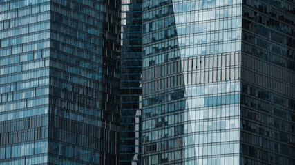 Obraz premium mirrored windows of the facade of an office building