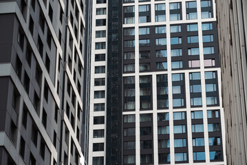 Obraz premium mirrored windows of the facade of an office building