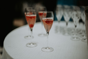 Plusieurs coupes de champagne sur une table