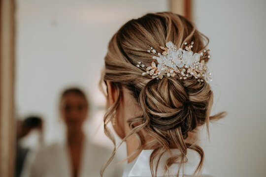 La coiffure de la mari&eacute;e le jour de son mariage pendant ses pr&eacute;paratifs