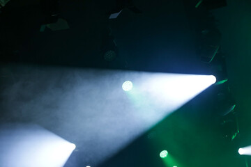 Foto de conjunto de luzes de palco nas cores verde e branca. © Angela