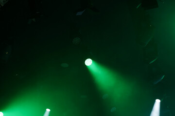 Foto de conjunto de luzes de palco nas cores verde e branca. © Angela