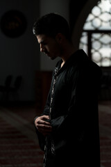 Obraz premium Muslim Man Is Praying In The Mosque