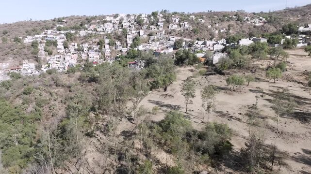 Tilt up a&eacute;reo del Cerro de Cuahilama en Xochimilco, Ciudad de M&eacute;xico