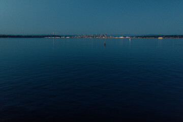 Obraz premium view of Seattle from Bainbridge Island in the evening