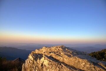 岩のテクスチャと秋の夕焼け空