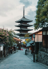 Obraz premium Kyoto, Japan: Historic cobblestone street view of five-story Yasaka Pagoda (Hōkan-ji). Traditional Machiya houses, Higashiyama district architecture.