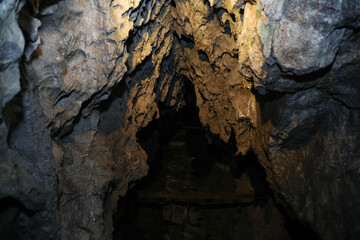 先の見えない暗闇の洞窟 © TeTsumi