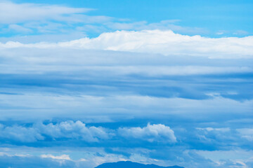 秋の空　穏やかな青空と雲と山々74