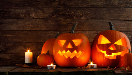 Fototapeta premium halloween pumpkins on wooden background