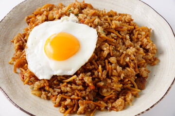 そば飯　目玉焼き