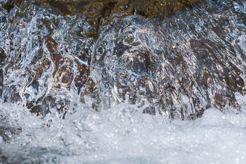 秋の川　清流の流れのアップ21