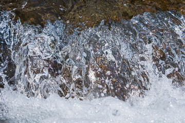 秋の川　清流の流れのアップ26