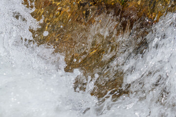 秋の川　清流の流れのアップ50