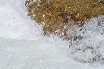 秋の川　清流の流れのアップ52