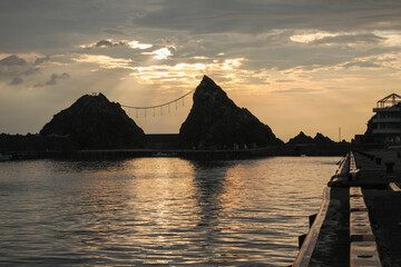 朝の天使のはしごと島