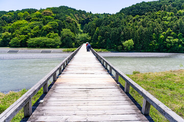 Naklejka premium 静岡県島田市 蓬莱橋と大井川
