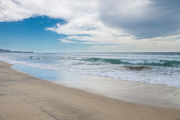 Fototapeta premium Amanecer nublado en el oceano pacifico, en playa LOS CERRITOS en Todos Santos Baja California Sur. MEXICO