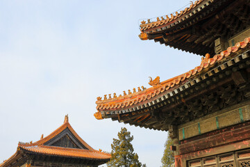 Naklejka premium The blue glazed tiles on the wall as the background, the traditional architecture